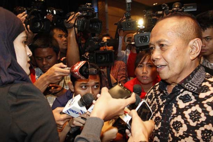  Ketua Harian DPP Partai Demokrat Syarief Hasan menjawab sejumlah pertanyaan wartawan di Nusa Dua, Bali, Ahad (31/3). 