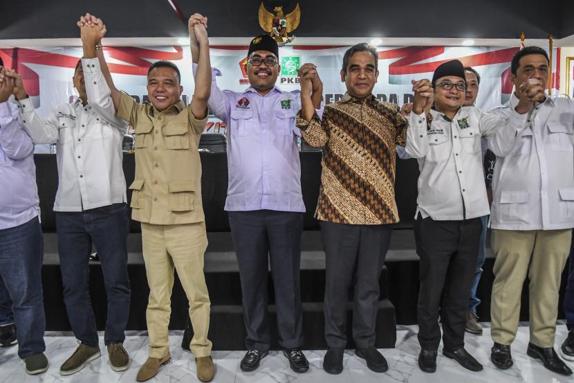 Ketua Harian DPP Partai Gerindra Sufmi Dasco Ahmad (kedua kiri), Sekjen Partai Gerindra Ahmad Muzani (ketiga kanan), Ketua DPP Partai Gerindra Ahmad Riza Patria (kanan), Sekjen PKB Hasanuddin Wahid (kedua kanan), dan Wakil Ketua Umum bidang Pemenangan Pemilu PKB Jazilul Fawaid (ketiga kanan) bersama sejumlah pengurus partai menjawab pertanyaan wartawan usai melakukan pertemuan di Jakarta, Kamis (30/6/2022). PPertemuan tersebut dalam rangka silaturahmi lanjutan atas pertemuan Partai Gerindra dengan PKB di Kertanegara untuk menyiapkan Pileg, Pilpres dan Pilkada di Pemilu 2024 mendatang. 