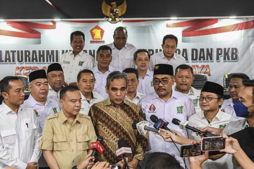 Ketua Harian DPP Partai Gerindra Sufmi Dasco Ahmad (ketiga kiri), Sekjen Partai Gerindra Ahmad Muzani (tengah), Sekjen PKB Hasanuddin Wahid (kanan), dan Wakil Ketua Umum bidang Pemenangan Pemilu PKB Jazilul Fawaid (ketiga kanan) bersama sejumlah pengurus partai menjawab pertanyaan wartawan usai melakukan pertemuan di Jakarta, Kamis (30/6/2022). Pertemuan tersebut dalam rangka silaturahmi lanjutan atas pertemuan Partai Gerindra dengan PKB di Kertanegara untuk menyiapkan Pileg, Pilpres dan Pilkada di Pemilu 2024 mendatang. 