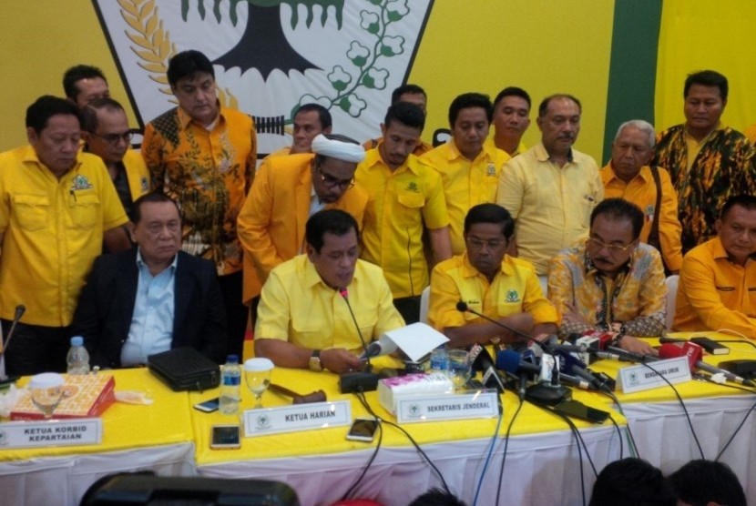 Ketua Harian DPP Partai Golkar Nurdin Halid membacakan salah satu keputusan Rapat Pleno yakni menunjuk Idrus Marham sebagai Plt Ketum hingga proses praperadilan Setya Novanto selesai, Selasa (21/11)