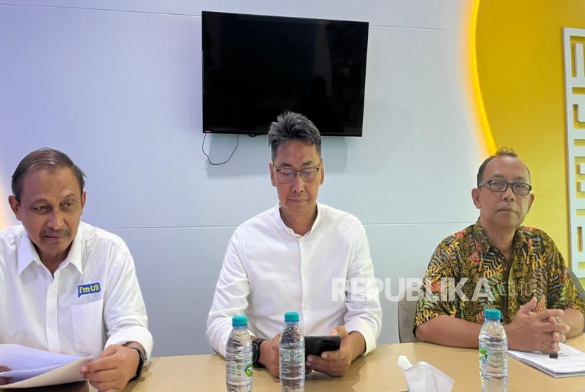 Ketua Harian HIMPA UII, M. Arif Setiawan (kiri) dalam Press Release Kegiatan Seminar Nasional dan Sarasehan di Ikape Lounge Lantai 1 Fakultas Hukum UII, Jumat (7/2/2025).