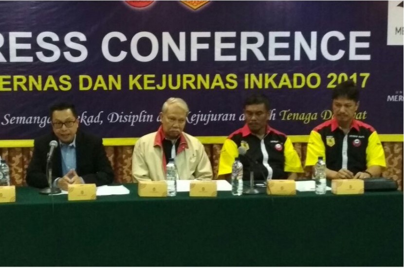Ketua Harian Inkado, Rasio Ridho Sani (kiri), Ketua Dewan Guru Inkado Kancho G.A. Pesik (kedua kiri) dan Yusran (kanan) dalamkonferensi pers, Senin (11/12)