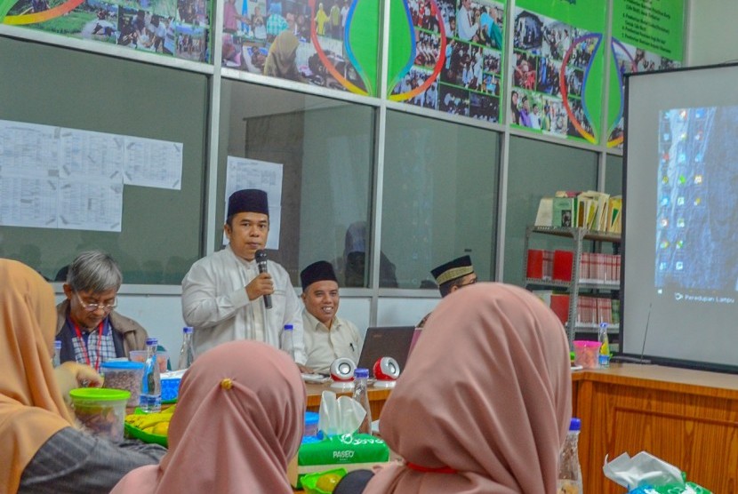 Ketua Harian Masjid Agung Nurul Iman, Mulyadi Muslim menyambut para mahasiswa Universitas Sains Islam (USI) Malaysia.