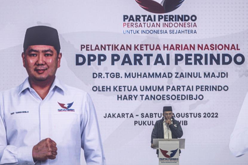 Ketua Harian Nasional DPP Partai Perindo Tuan Guru Bajang (TGB) Muhammad Zainul Majdi (keempat kanan) berbicara dalam pelantikannya sebagai Ketua Harian Nasional DPP Partai Perindo di Jakarta, Sabtu (6/8/2022). Mantan Gubernur Nusa Tenggara Barat (NTB) tersebut resmi menjabat sebagai Ketua Harian Nasional DPP Partai Perindo.
