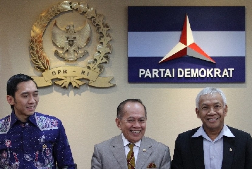 Ketua Harian Partai Demokrat Syarief Hasan, didampingi Ketua Fraksi PD Edhie Baskoro Yudhoyono, dan Penasihat Fraksi Agus Hermanto (kanan).