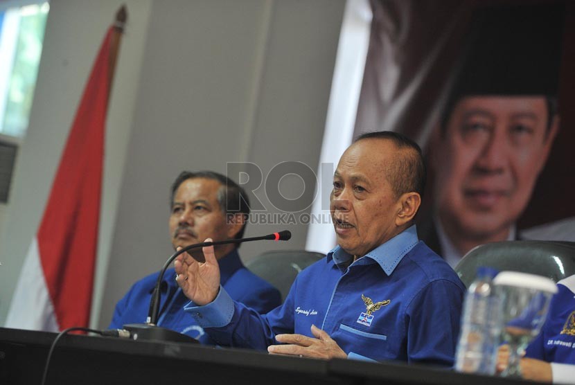 Ketua Harian Partai Demokrat Syarief Hasan memberi pernyataan pada wartawan di kantor DPP Partai Demokrat, Jakarta, Kamis (18/9).