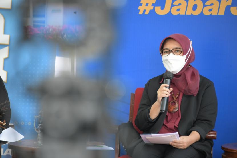 Ketua Harian Satgas Penanganan COVID-19 Dewi Sartika saat menjadi pembicara dalam acara Jabar Punya Informasi di Gedung Sate, Kota Bandung, Selasa (24/8/2021)
