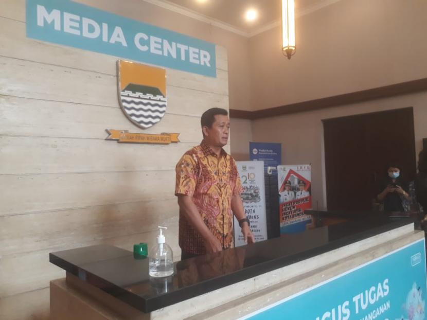 Ketua Harian Satgas Penanganan Covid-19 Kota Bandung, Ema Sumarna sedang memberikan keterangan pers di Balai Kota Bandung