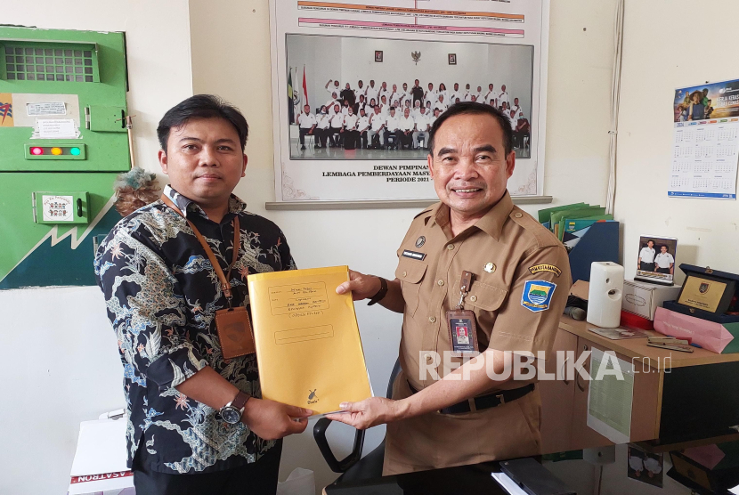  Ketua Harian Satuan Tugas Anti Rentenir Kota Bandung Saji Sonjaya (kiri) melaporkan 21 koperasi yang berpraktik rentenir kepada PJ Kepala Dinas Dinas Koperasi dan UKM Kota Bandung Tatang Muhtar, belum lama ini.