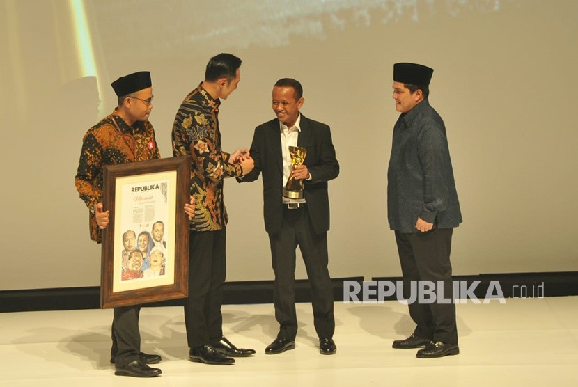 Ketua HIPMI Bahlil Lahadia menerima anugerah Tokoh Perubahan Republika 2018 yang diserahkan oleh Agus Harimurti Yudhoyono di Jakarta, Rabu (24/4) malam.