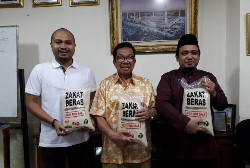 Ketua HIPMI DKI Jakarta Afifuddin Suhaeli Kalla (kiri) menyerahkan zakat beras secara simbolik kepada Ketua Dewan Pengurus Masjid Agung Sunda Kelapa (MASK) H M Aksa Mahmud (tengah).