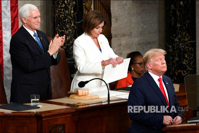 Ketua House of Representative Nancy Pelosi merobek kopi pidato Trump, Rabu (5/2). Aksi Pelosi dilakukan usai Trump seakan enggan membalas jabat tangan Pelosi di Capitol Hill, Washington.