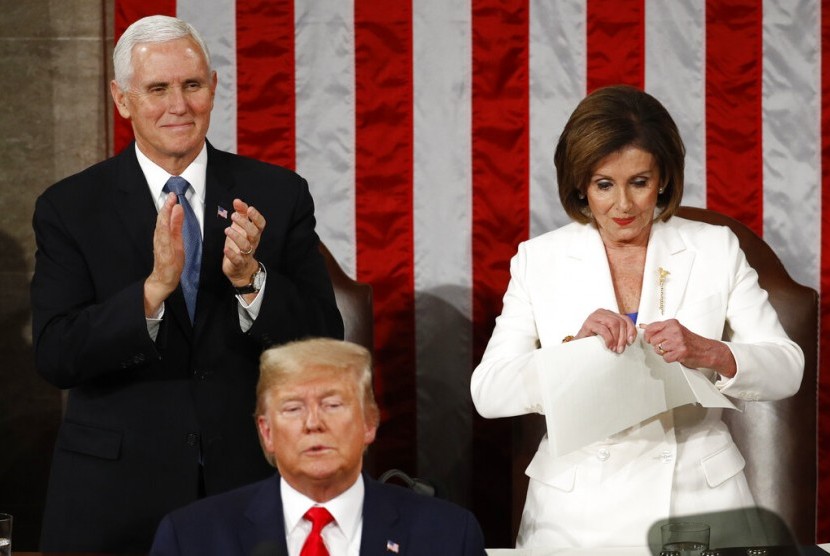Ketua House of Representative Nancy Pelosi tampak merobek kopi pidato Trump, Rabu (5/2). Aksi Pelosi dilakukan usai Trump seakan enggan membalas jabat tangan Pelosi di Capitol Hill, Washington.