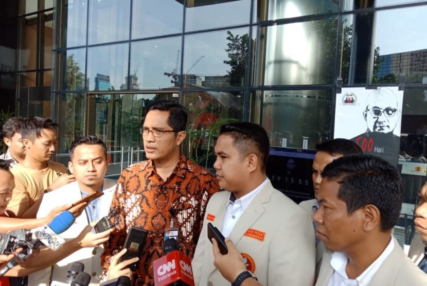 Ketua Hukum Ham PPPM Razikin (kanan), Sekjen PPPM Dzulfikar A Tawalla (kedua dari kanan), Jubir KPK Febri Diansyah, di gedung KPK, Kamis (10/1).