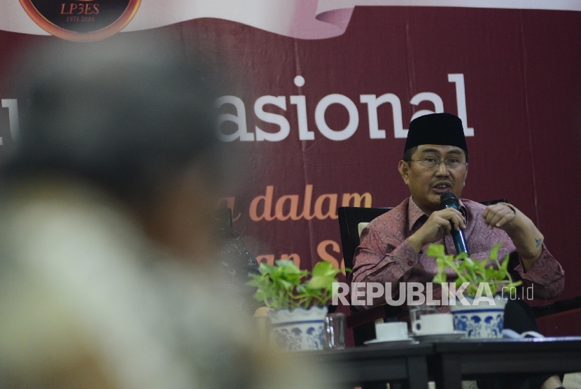 Ketua ICMI Jimly Asshiddiqie memberikan pemaparan saat menjadi pembicara dalam Simposium Nasional yang diadakan di Jakarta, Kamis (25/8).