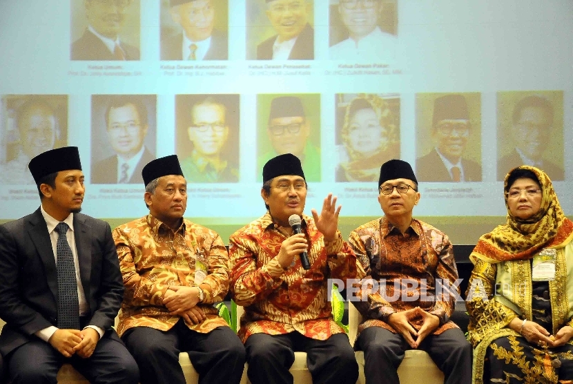  Ketua ICMI Jimly Asshiddiqie (tengah) bersama Pimpinan Majelis Pusat ICMI memberi keterangan saat Rakernas dan pelantikan Majelis Pengurus Pusat ICMI periode 2015-2020 di Jakarta, Rabu (10/2). (Republika/Agung Supriyanto)
