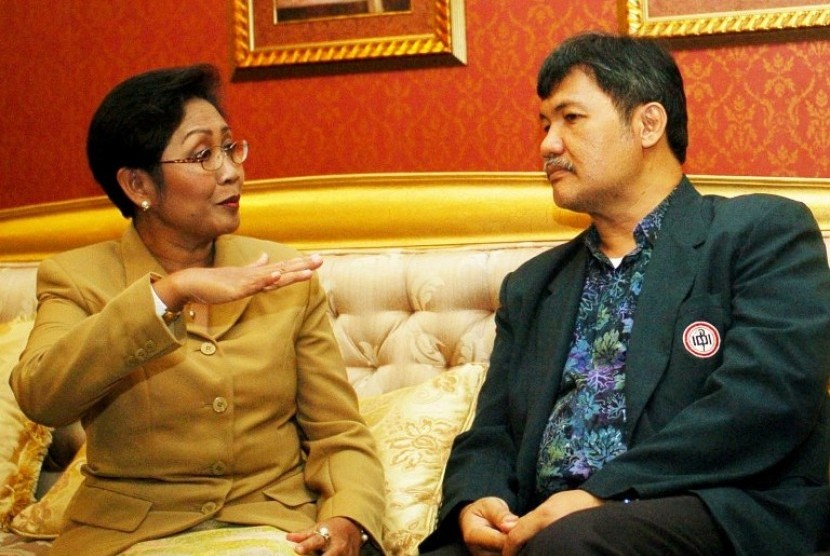 Ketua IDI Priyo Sidipratomo (kanan) bersama mantan Menkes Alm Endang Rahayu