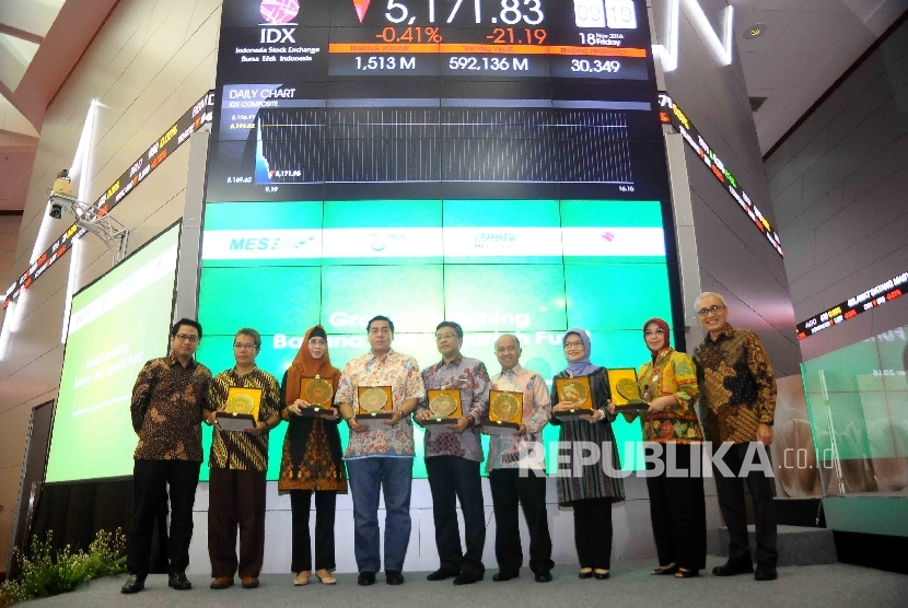 Ketua II Pengurus Pusat Masyarakat Ekonomi Syariah (MES) Firmanzah (kiri) bersama Direktur Utama PT Bahana TCW Investment Management Edward Lubis (kanan) berfoto dengan perwakilan bank syariah seusai membuka perdagangan saham di Gedung BEI, Jakarta, Jumat 