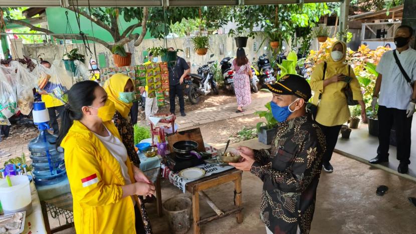 Ketua IIPG yang juga istri Ketua Umum Partai Golkar Airlangga Hartarto, Yanti Airlangga (kiri) saat membagikan paket sembako untuk masyarakat terdampak pandemi di Desa Sukamanah, Kecamatan Megamendung, Kabupaten Bogor, Jumat (27/11).