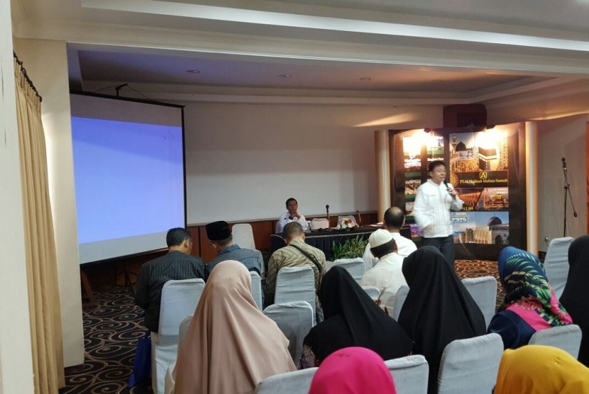 Ketua IITCF dan ATLMI Priyadi Abadi mempresentasikan wisata halal (foto atas), dan owner Al Madinah Travel Hj Nana Roesdiyana (foto bawah). 