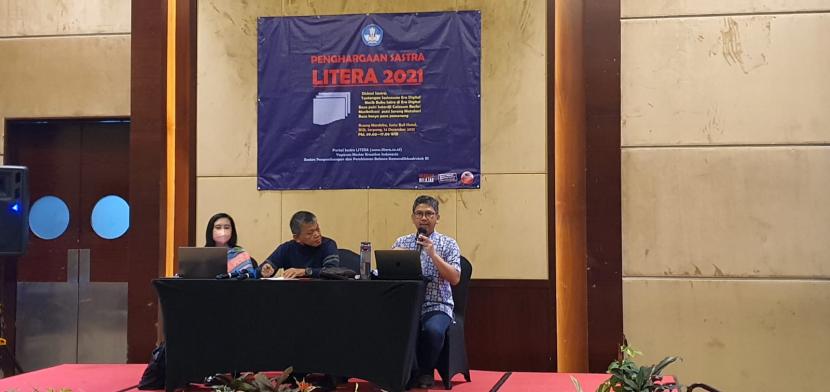 Ketua Ikapi Arys Hilman (kanan)  saat menyampaikan makalahnya pada acara Penghargaan Sastra Litera 2021, di Ruang Merdeka 2, Swiss Bell Hotel Sepong, BSD, Tangerang Selatan, Selasa (14/12).