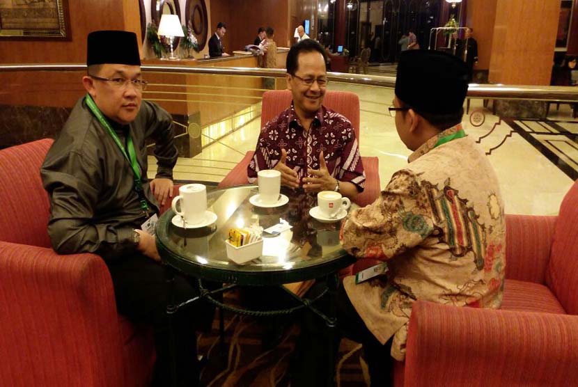Ketua Ikapi DKI Afrizal Sinaro (tengah) berdiskusi dengan Ketua PP RMI NU KH Abdul Ghafar Rozin (kanan) dan pengurus RMI NU Ustadz Hendra Zainuddin di Jakarta, Senin (9/5).