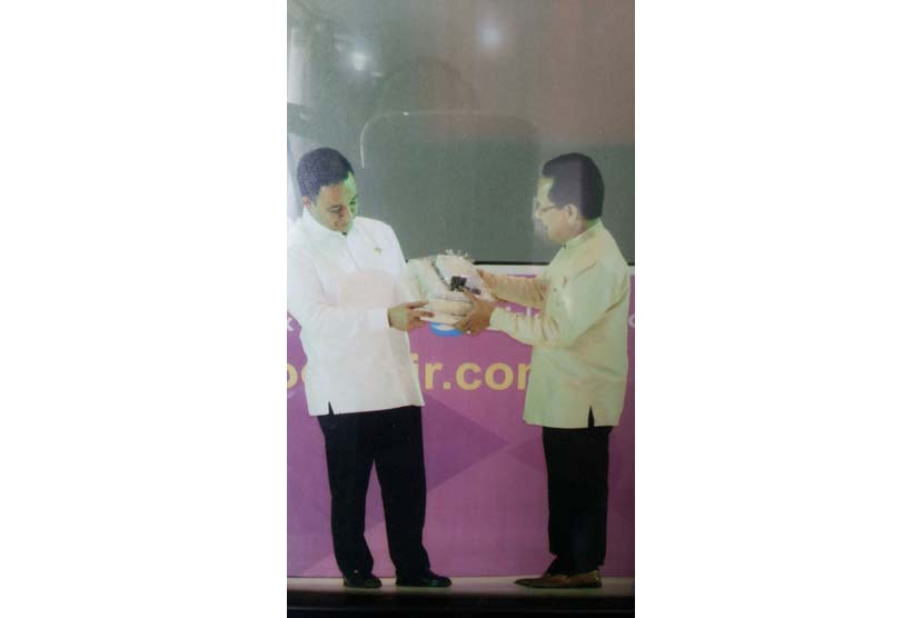 Ketua Ikapi DKI Jakarta Afrizal Sinaro (kanan) memberikan kenang-kenangan kepada Mendikbud Anies Rasyid Baswedan seusai Mendikbud membuka secara resmi IBF 2015 lalu.