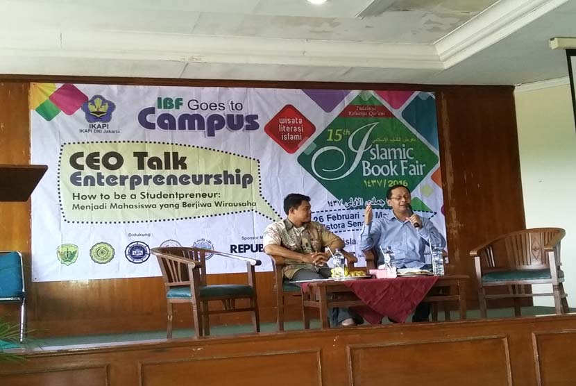 Ketua Ikapi DKI Jakarta Afrizal Sinaro (kanan) saat tampil sebagai nara sumber acara IBF Goes To Campus di Fakultas Agama Islam (FAI) Universitas Muhammadiyah Jakarta, Rabu (23/12).
