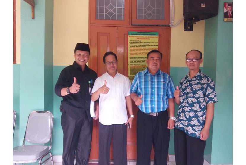 Ketua Ikapi DKI Jakarta Afrizal Sinaro (kedua dari kiri) mengunjungi MIN 4 Pondok Pinang Jakarta Selatan dalam rangka mendukung gerakan literasi yang diadakan oleh sekolah tersebut, Sabtu (23/4).