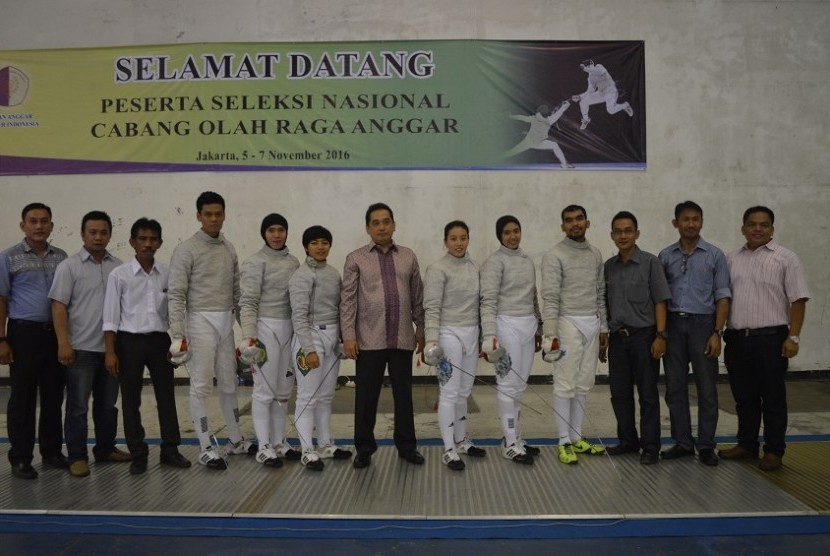 Ketua Ikatan Anggar Seluruh Indonesia (IKASI) Agus Suparmanto (tengah) berfoto bersama dengan peserta Seleksi Nasional Cabang Olahraga Anggar di Cilandak Commercial Estate, Jakarta Selatan. Senin (7/11). 