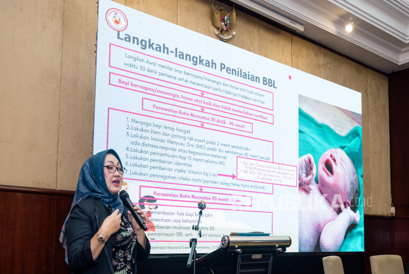 Ketua Ikatan Bidan Indonesia (IBI) Jawa Tengah, Dr Istirochah pada peluncuran Proteral Junior di Semarang beberapa waktu lalu.