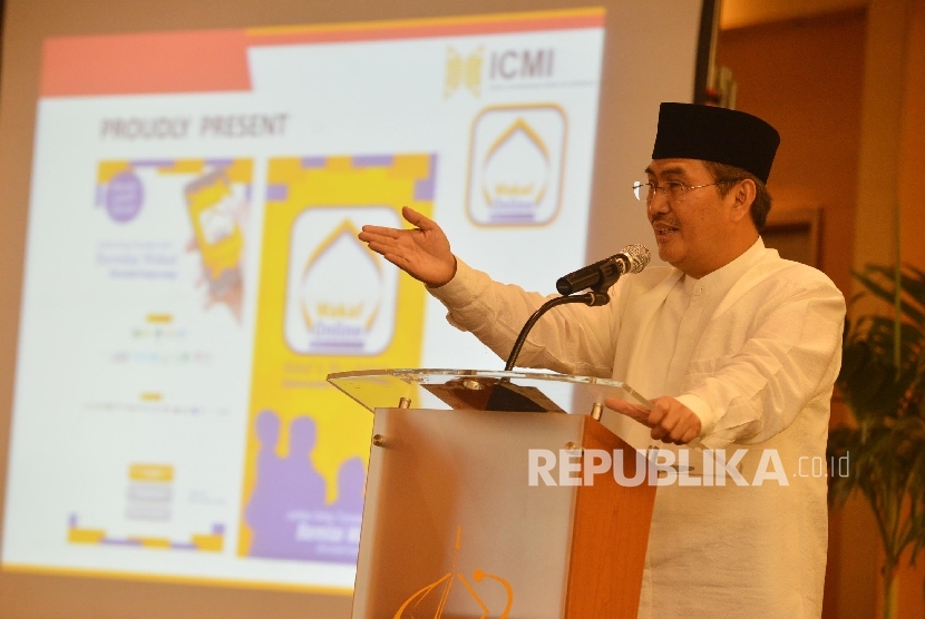 Ketua Ikatan Cendekiawan Muslim se-Indonesia (ICMI) Jimly Asshidiqie memberikan kata sambutan sekaligus melaunching aplikasi wakaf online saat acara buka bersama ICMI di Menara 165, Jakarta, Jumat (10/6).(Republika/Raisan Al Farisi)
