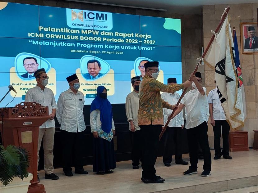 Ketua Ikatan Cendikiawan Muslim Indonesia (ICMI) Se-Indonesia Pusat Prof. Dr. Arif Satria melantik 120 pengurus ICMI Orwilsus Bogor. 