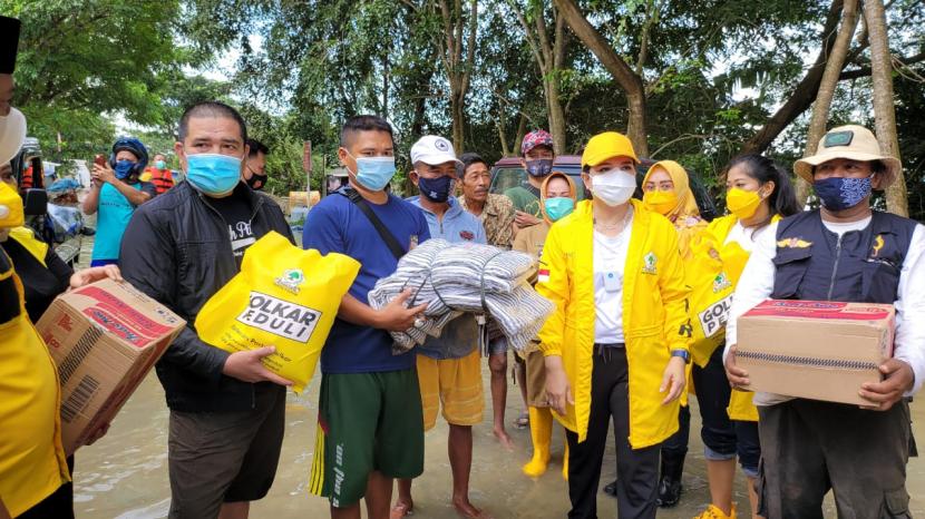 Ketua Ikatan Istri Partai Golkar (IIPG) Yanti Airlangga (kedua kanan) memberikan bantuan untuk korban banjir di Karawang, Jawa Barat, Selasa (9/2).