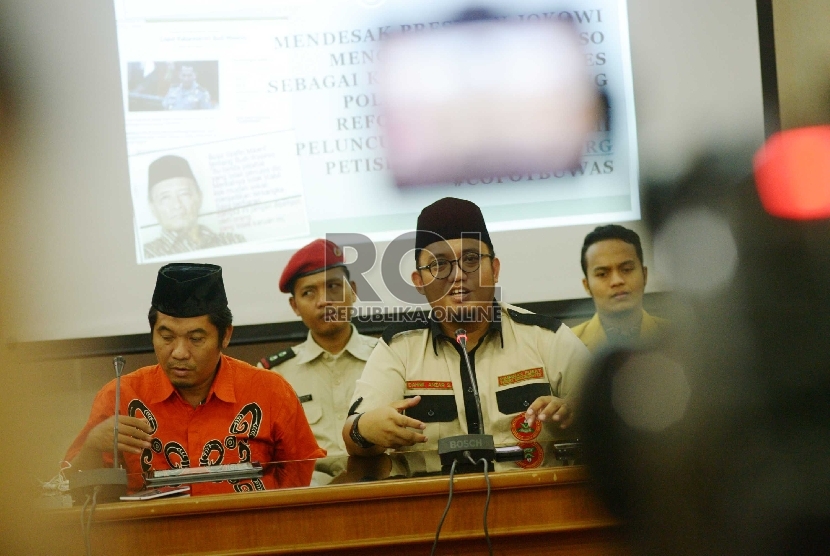 Ketua Ikatan Pemuda Muhammadiyah Dahnil Anzar Simanjuntak (tengah)saat mmberikan keterangan pers di Gedung Pusat Muhammadiyah, Jakarta, Rabu (22/7).