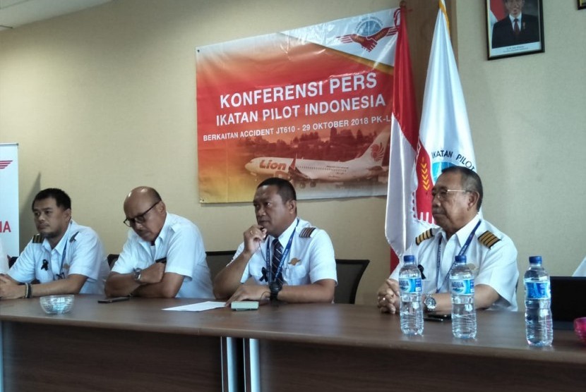 Ketua Ikatan Pilot Indonesia (IPI) Captain Rama Noya saat memberi keterangan pers di Sekretariat Ikatan Pilot Indonesia, Jakarta, Jumat (2/11). 