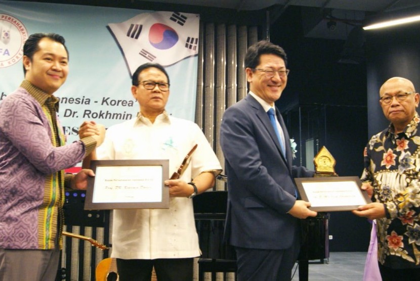 Ketua IKFA, Adhi Wargono (paling kanan) memberikan cindera mata ke Wakil Duta Besar Korea untuk Indonesia, Mr.Jeon Jo-Young di Bravass Ciputra World Kuningan, Jakarta Selatan, Jumat (11/10).