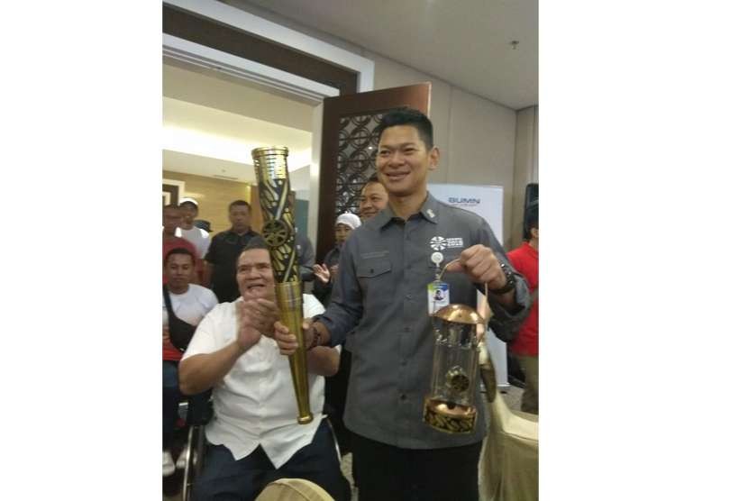 Ketua INAPGOC Raja Sapta Oktohari, memegang Obor dan lentera Api Asian Para Games 2018.