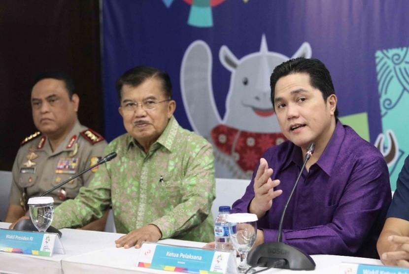 Ketua INASGOC Erick Thohir (kanan) bersama Wapres Jusuf Kalla (tengah).