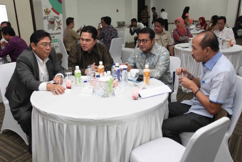 Ketua Inasgoc Erick Thohir (kedua dari kiri) berbincang dengan Ketua Komisi X DPR Teuku Riefky Harsya dan Anggota Komisi X DPR Utut Adianto, Selasa (25/7). Komisi X mengunjungi kantor Inasgoc untuk mendiskusikan persiapan Asian Games 2018. 
