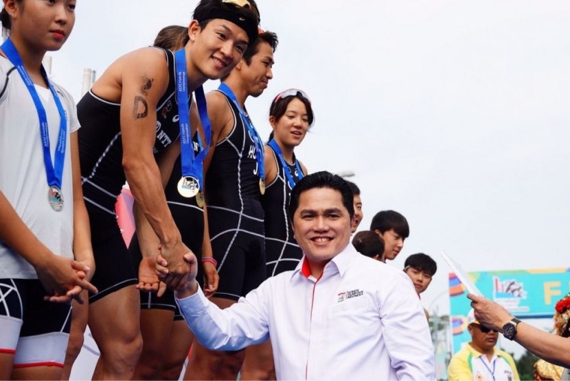 Ketua INASGOC Erick Thohir memberikan medali kepada juara Kejuaraan Asia Triathlon di Palembang, Ahad (23/7).