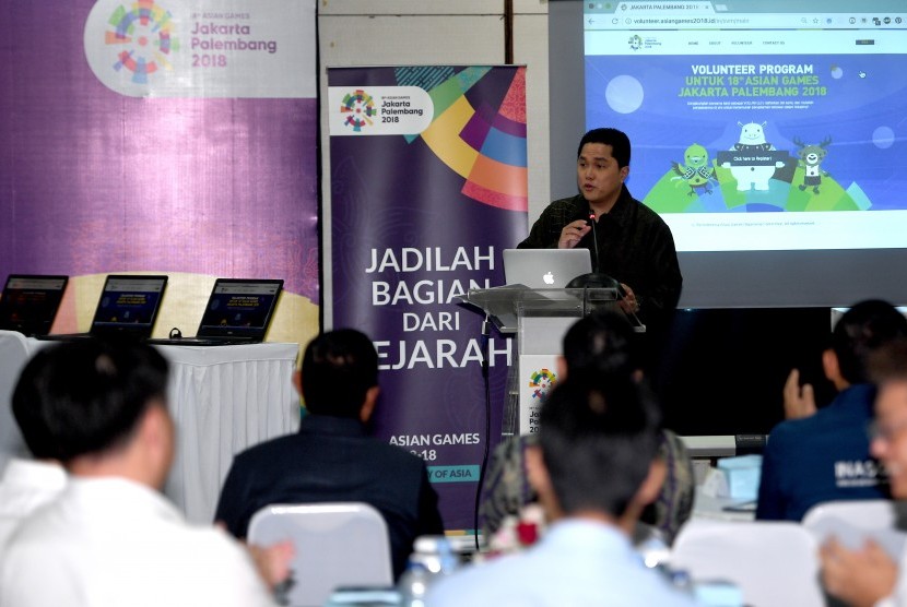 Ketua INASGOC Erick Thohir memberikan pengarahan saat meluncurkan portal pendaftaran relawan Asian Games 2018 di kantor INASGOC, Senayan, Jakarta, Senin (18/9).