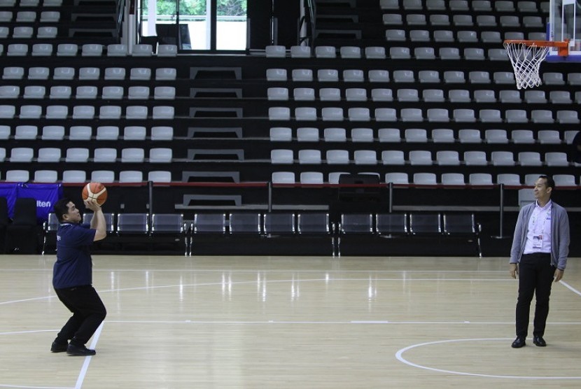 Ketua INASGOC Erick Thohir mencoba ring Hall Basket Senayan dengan melepaskan tembakan bebas, Rabu (8/2). Erick meninjau sejumlah venue yang digunakan untuk Turnamen Invitasi Asian Games 2018.