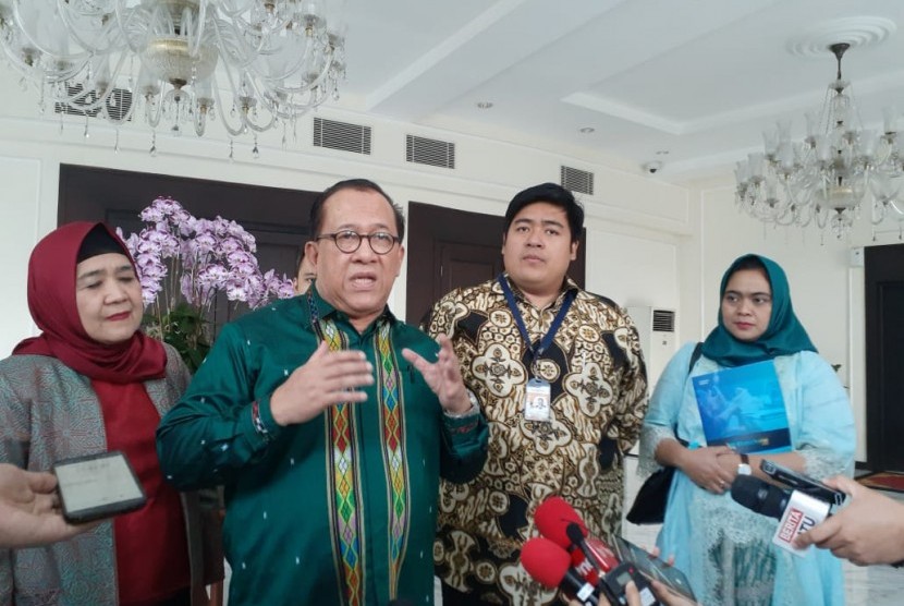 Ketua Indonesia Halal Lifestyle Center (IHLC) Sapta Nirwandar dan jajaran pengurus lainnya usai menemui Wakil Presiden KH Ma