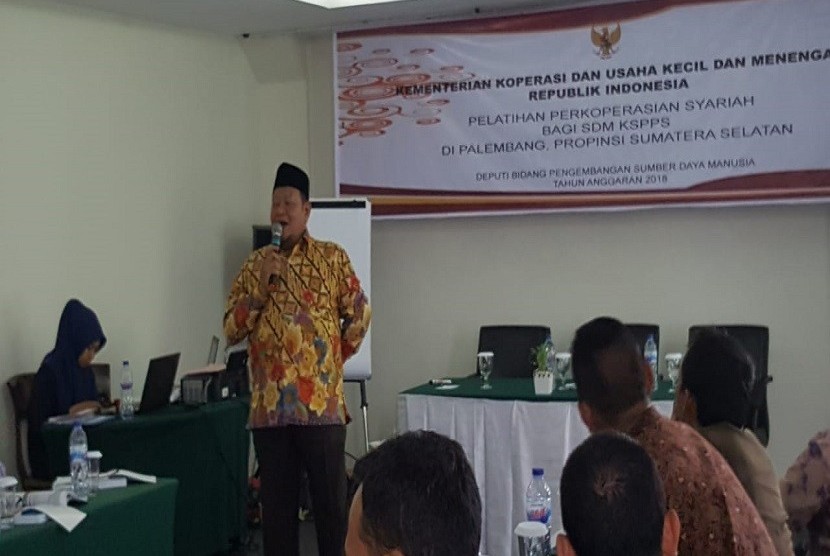 Ketua Induk Baitut Tamwil Muhammadiyah Achmad Suud dalam pelatihan dan sertifikasi bagi 30 calon Dewan Pengawas Syariah (DPS) BTM