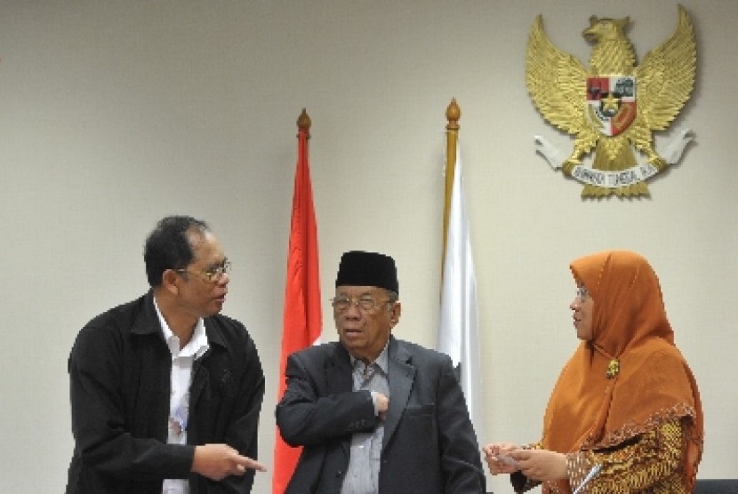 Ketua IPHI Parni Hadi (kiri).