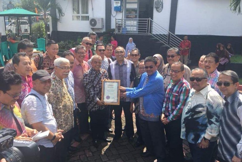 Ketua ISWAMI Asro Kamal Rokan bersama wartawan-wartawan senior Malaysia di Padang.
