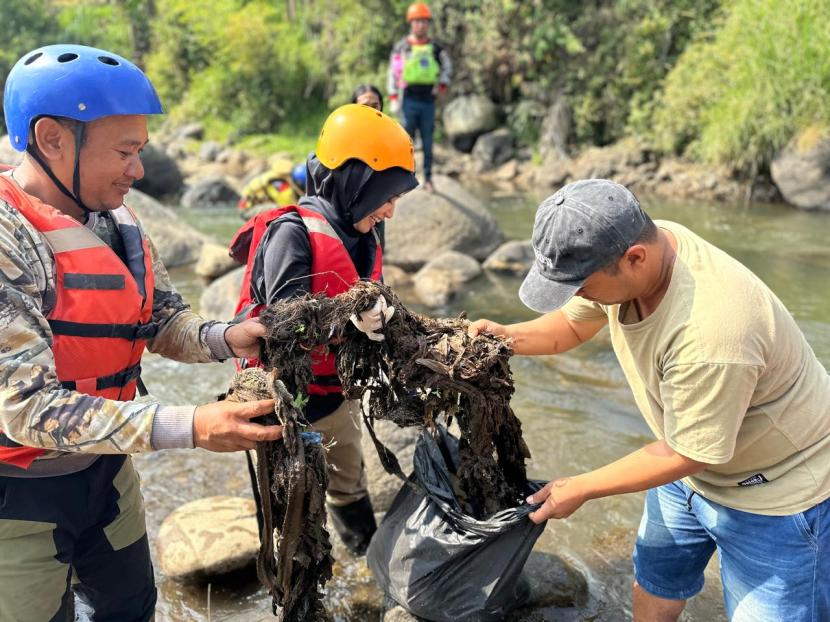 Ketua Jabar Bergerak Kabupaten Bandung Dine Mutiara dan seluruh relawan terjun langsung ke sungai