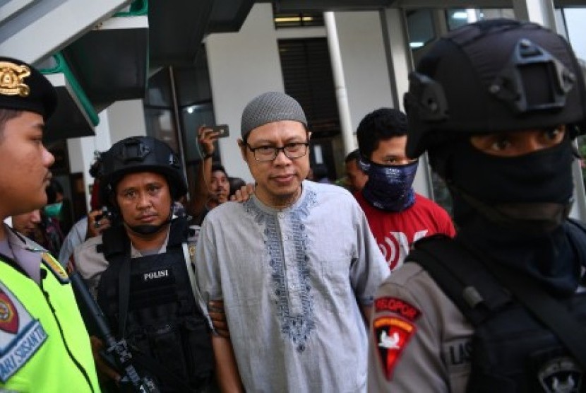 Ketua Jamaah Ansharut Daulah (JAD) Pusat, Zainal Anshori (tengah) tiba untuk mengikuti sidang pembacaan putusan pembubaran organisasi JAD di Pengadilan Negeri Jakarta Selatan, Jakarta, Selasa (31/7). 