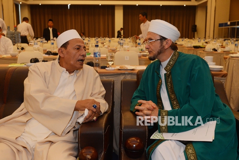 Ketua Jammiyah Ahlith Thariqah Al-Mutabaroh An-Nahdliyah (JATMAN) al-Habib Muhammad Luthfi (kiri) berbincang bersama Ulama Thariqah dari Amerika Syaikh Aziz Abidin saat Konferensi Internasional Ulama Thariqah di Pekalongan, Jawa Tengah, Jumat (15/1). 